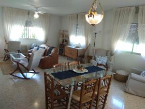 La casita de la abuela - Vivienda familiar con encanto في El Chaparral: غرفة معيشة مع طاولة وكراسي