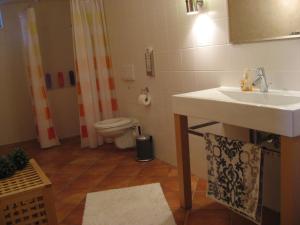 ein Bad mit einem Waschbecken und einem WC in der Unterkunft Willkommen zuhause! Welcome home! in Koblenz