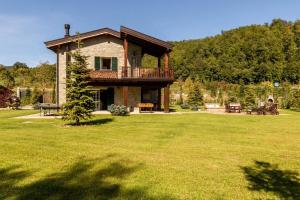 ValleにあるJOIVY Superb Villas with Tennis Court, Garden and BBQ areaの広い家(芝生の上にバルコニー付)