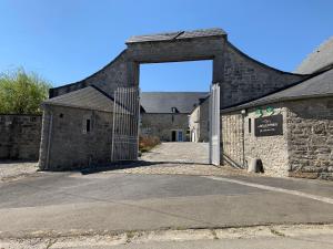 una entrada a un edificio de ladrillo con una puerta en Gite de La Belle Etable, en Falmignoul