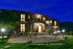 Casa de piedra con patio por la noche en Casa Amigdala en Castellabate