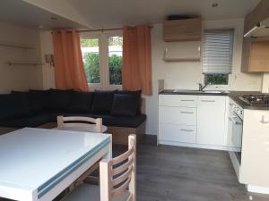 Η κουζίνα ή μικρή κουζίνα στο Mobil home 3 chambres