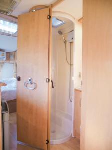 Kylpyhuone majoituspaikassa Nice Nite Campervans