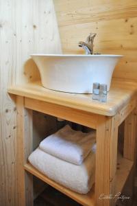 zlew w łazience na drewnianym stole z ręcznikami w obiekcie Camping-Hotel de Plein Air Les 2 Bois w mieście Baratier