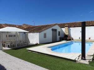 a backyard with a swimming pool and a house at Casa 5 Habitaciones Valseca - Segovia in Valseca