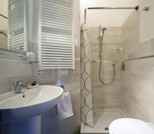y baño con ducha, lavabo y aseo. en La Ida Bed and Breakfast, en Villareggia