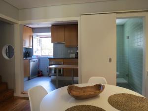 una cocina con una mesa con un tazón. en Belém 25, duplex apartment en Lisboa