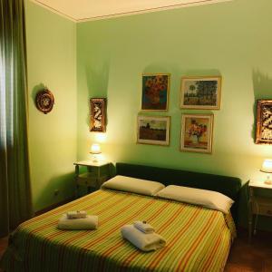 1 dormitorio con 1 cama con toallas en La Giara Rooms, en Verona