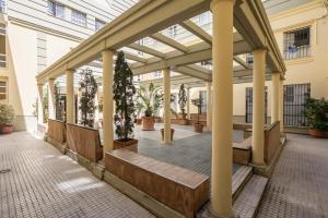 pawilon z ławkami w budynku w obiekcie Apartamento con encanto en el Barrio de Santa Cruz w Sewilli