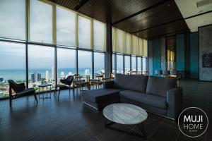 un soggiorno con un divano e un tavolo di Muji Studio 1 - Seaview at 218 Tropicana Near Komtar Food Heaven with Netflix & TV Box a George Town