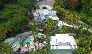 una vista aérea de una casa con piscina en Appartement Tillet. O Coeur de Deshaies., en Deshaies
