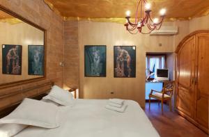 En eller flere senge i et værelse på Hotel Boutique Palacio de la Serna