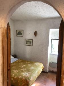 Piansano的住宿－Torretta del Sordo Lago di Bolsena，一间卧室设有一张床和一个窗口