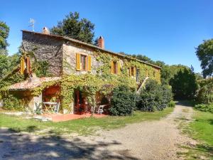 - une ancienne maison en pierre avec du lierre dans l'établissement Podere Poggio Corbo, à Chiusdino