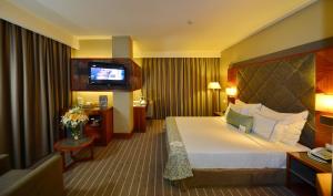 Postel nebo postele na pokoji v ubytování Tugcan Hotel