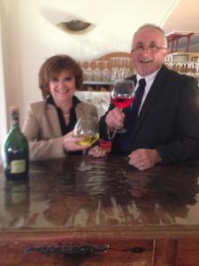 un hombre y una mujer sentados en un bar con copas de vino en Logis Hôtel Restaurant Du Lion D'argent Et Des Tanneries en La Châtre