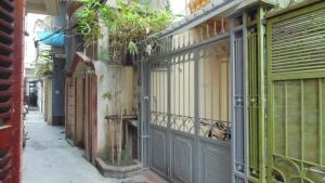 eine Gasse in einem alten Gebäude mit einem Tor in der Unterkunft Homestay Nam Dong in Hanoi