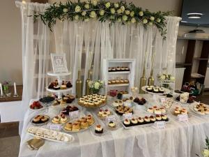 - une table avec de nombreux types de gâteaux et desserts dans l'établissement Mlyn Penzion & Wellness, à Radvaň nad Dunajom