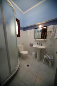 Ein Badezimmer in der Unterkunft Aeriko Benovias Rooms & Apartments
