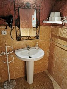 GraenaにあるCuevas La Solanaのバスルーム(洗面台、鏡付)