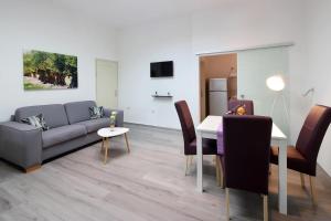 ein Wohnzimmer mit einem Sofa und einem Tisch in der Unterkunft Retreat in Rijeka