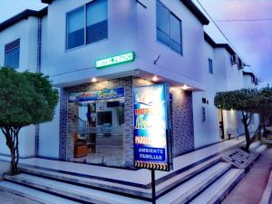un edificio con un cartel para un restaurante de comida rápida en Hotel Prado Country, en Aguachica