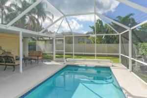 サラソタにあるHeated Pool Home - Perfect Location - Walk to Beach, Restaurants and More!のコンサバトリー付きの家のスイミングプール