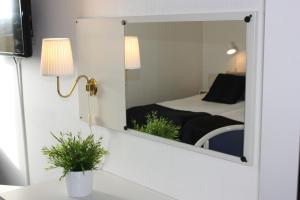 Säng eller sängar i ett rum på Hotell Angöringen