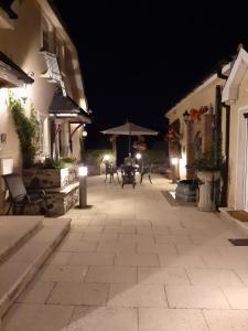 un patio vacío por la noche con mesas y sombrillas en Riverside Lodge, en Carlingford
