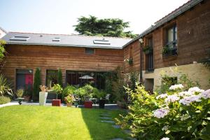 uma casa com um jardim em frente em Madeleine et Cie em Angers