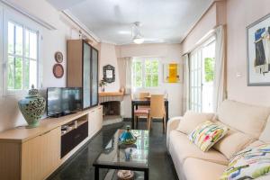 ein Wohnzimmer mit Sofa und Fernseher in der Unterkunft Fantástico apartamento con piscina in Santa Pola