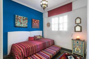 ein Schlafzimmer mit einem Bett und einem Fenster in der Unterkunft Fantástico apartamento con piscina in Santa Pola + 14 Fotos