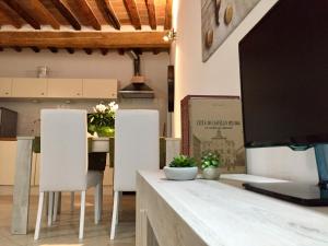 a kitchen with two white chairs and a table at Le Déjà Vue in Città di Castello