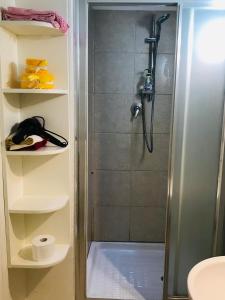 W łazience znajduje się prysznic ze szklanymi drzwiami. w obiekcie Le Déjà Vue w mieście Città di Castello
