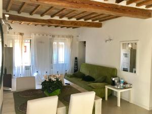 a living room with a green couch and a table at Le Déjà Vue in Città di Castello