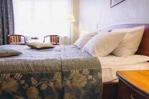 ein Schlafzimmer mit einem Bett mit Kissen darauf in der Unterkunft Hotel Complex Sosnoviy Bor in Iwanowo