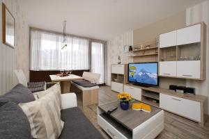 Televízia a/alebo spoločenská miestnosť v ubytovaní Kaprun Apartments
