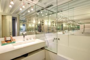 La salle de bains blanche est pourvue d'un lavabo et d'une douche. dans l'établissement La Residenza del Sole al Pantheon, à Rome