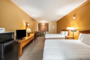 Habitación de hotel con 2 camas y TV de pantalla plana. en Americas Best Value Inn St. Marys, en Saint Marys