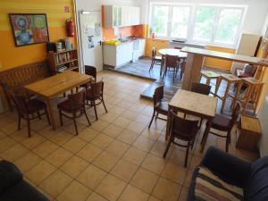 Kuchyň nebo kuchyňský kout v ubytování Max Hostel