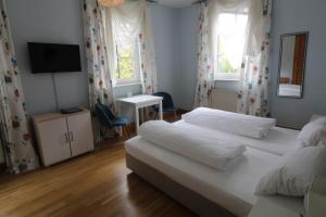 Postel nebo postele na pokoji v ubytování Hotel-Gasthof Opel