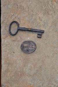 a metal key on the ground next to a drain at La Seronda de Redes in Bueres