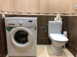 a bathroom with a washing machine and a toilet at Appartement 2 chambres avec vue sur mer - Complexe Bella Vista in Cabo Negro