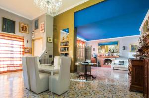 Posezení v ubytování VILLA FUENTI BAY -Amalfi Coast-