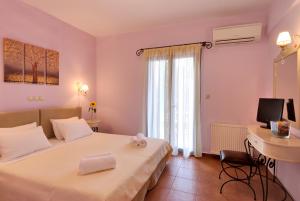 Postel nebo postele na pokoji v ubytování Byzantinon Hotel
