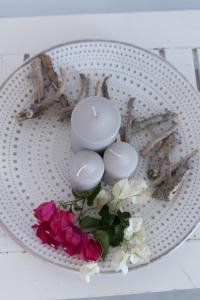 パリキアにあるKrotiri Bay -adults onlyの蝋燭と花の皿