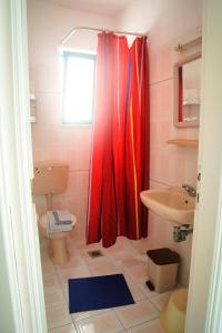 Et badeværelse på Angela Thalia Apartments