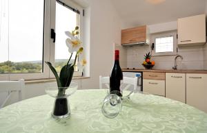 - une bouteille de vin assise sur une table dans la cuisine dans l'établissement Villa Allegro, à Sukošan