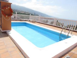 een zwembad op het balkon van een huis bij Céntrico Loft en el Puerto de la Cruz con Wifi y cerca de la playa in Puerto de la Cruz