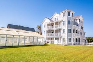 斩魔山By the Sea的一栋白色的大楼，前面有一片草坪